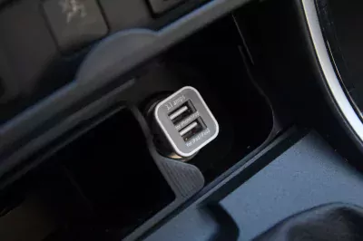 Autonabíjačka mobilného telefónu s 2xUSB biela PCH-01