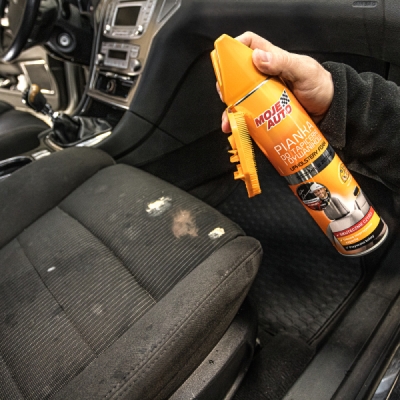 MOJE AUTO Pena na čistenie čalúnenia s neutralizátorom zápachu 520 ml + Kefka