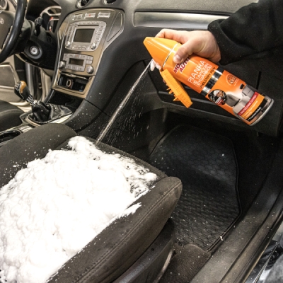MOJE AUTO Pena na čistenie čalúnenia s neutralizátorom zápachu 520 ml + Kefka