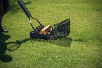 Fiskars vřetenová sekačka s košem StaySharp Max
