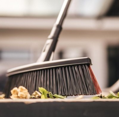 Fiskars univerzální koště Solid M
