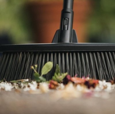 Fiskars univerzální koště Solid M