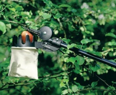 Fiskars zahradní česáček na ovoce UP80