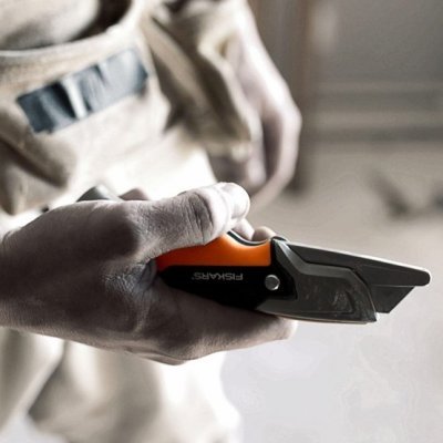 Fiskars univerzální nůž s pevnou čepelí CarboMax