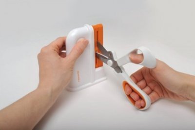 Fiskars univerzální ostřič nůžek