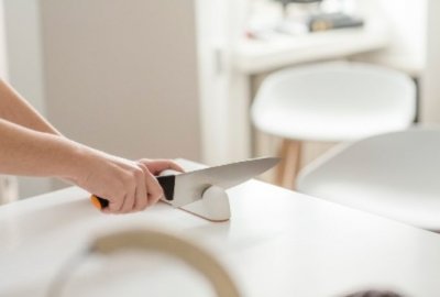 Fiskars ostřič na nože Roll-Sharp Functional Form, bílý