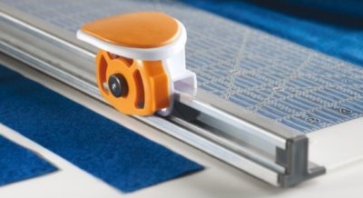 Fiskars řezačka látky 9513