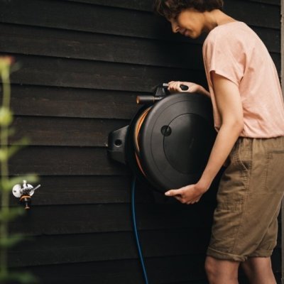 Fiskars džák na stěnu pro zavlažovací buben Solid M/L