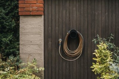 Fiskars sada zavlažovací hadice 1/2" 15m, odolnost Q4 s držákem