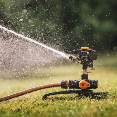 Fiskars impulzní zavlažovač On/Off, trojnohá základna