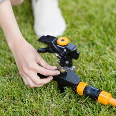 Fiskars impulzní zavlažovač, kovový s kolečky