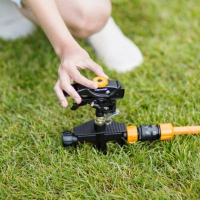 Fiskars impulzní zavlažovač, kovový s kolečky