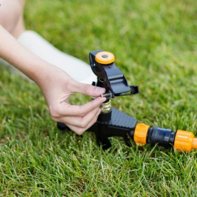 Fiskars impulzní zavlažovač, kovový s kolečky