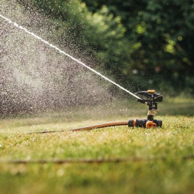 Fiskars impulzní zavlažovač On/Off, trnová základna