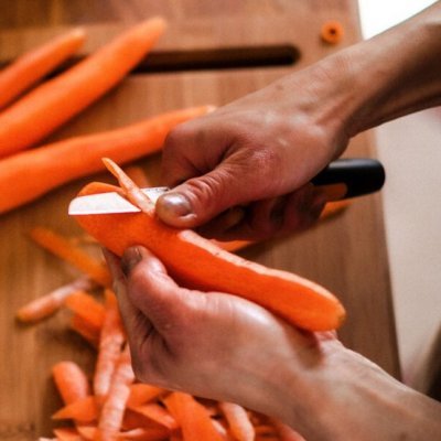 Fiskars loupací nůž s rovnou čepelí Functional Form 8 cm