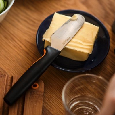 Fiskars roztírací nůž  Functional Form 8 cm