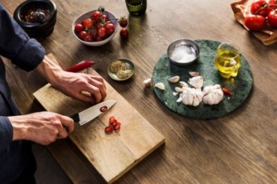 Fiskars střední kuchařský nůž Hard Edge 17 cm