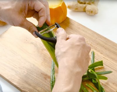 Fiskars škrabka Functional Form ve tvaru Y