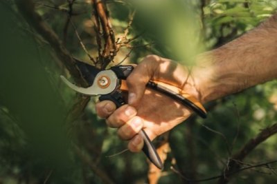 Fiskars dvoučepelové zahradní nůžky Solid P341