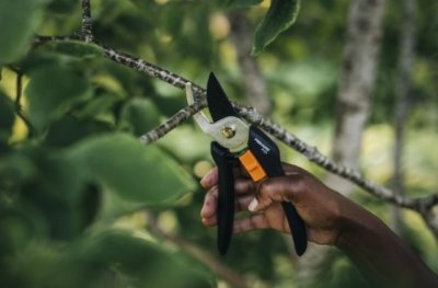 Fiskars dvoučepelové zahradní nůžky Solid P121