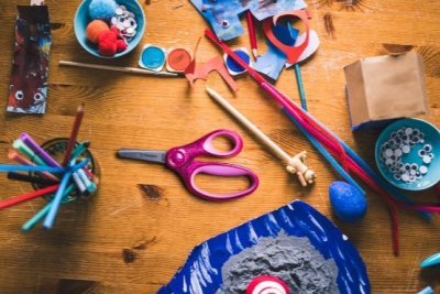 Fiskars dětské nůžky se třpytkami 13 cm, růžové