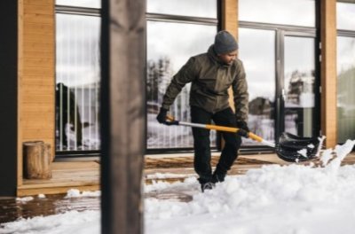 Fiskars ergonomické hrablo na sníh X-series