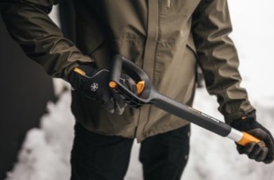 Fiskars teleskopická lopata na sníh X-series
