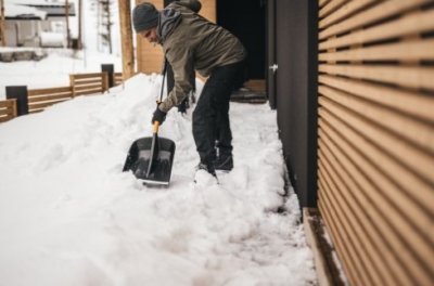 Fiskars teleskopická lopata na sníh X-series