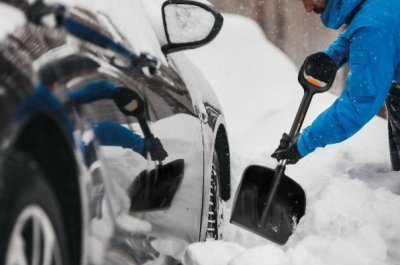 Fiskars teleskopická lopata na sníh do auta X-series