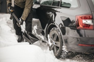 Fiskars teleskopická lopata na sníh do auta X-series