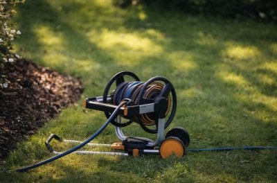 Fiskars buben XL manuální s kolečky, dosah 20 m