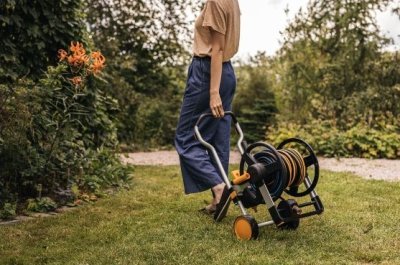 Fiskars buben XL manuální s kolečky, dosah 20 m