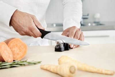 Fiskars kuchyňský nůž Essential 21 cm