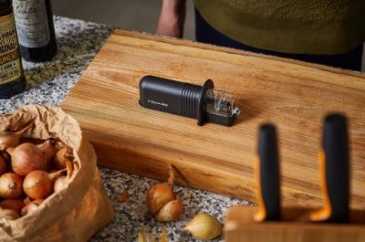 Fiskars ostřič nožů Roll-Sharp Essential 1065598, černý