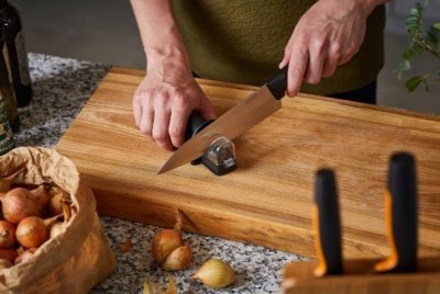 Fiskars ostřič nožů Roll-Sharp Essential 1065598, černý