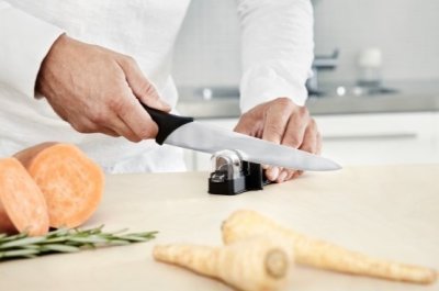 Fiskars ostřič nožů Roll-Sharp Essential 1065598, černý