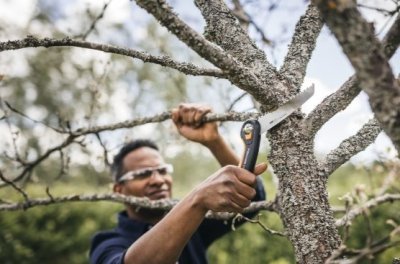 Fiskars skládací pilka Plus SW68