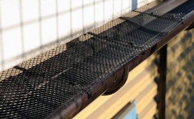 Vorel ochranná síť proti zanášení okapových žlabů s úchytkami TO-69851