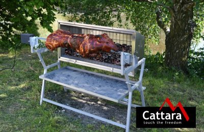 Gril na dřevěné uhlí Cattara PIGLET s elektrickým rožněm