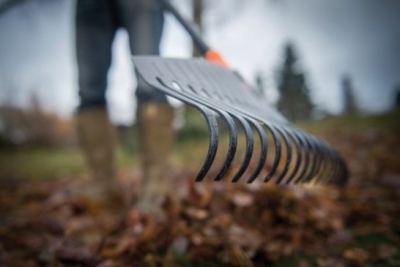 Fiskars hrábě na listí Solid, s násadou