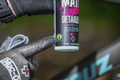 Detailer na matné povrchy motocyklu MUC-OFF Matt Finish Detailer – 250 ml