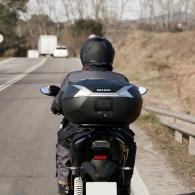 Vrchní kufr na motorku SHAD SH47 D0B47106 černá/bílá