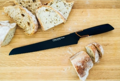 Fiskars nůž na pečivo Edge 23 cm