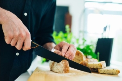 Fiskars nůž na pečivo Edge 23 cm