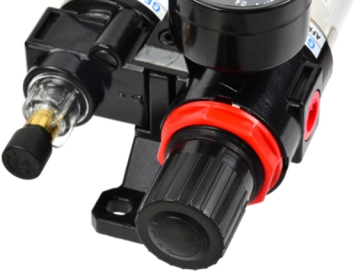 Regulátor tlaku s filtrem a manometrem a přim. oleje 1/4" GEKO G01176