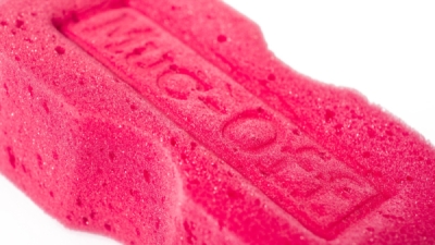 MUC-OFF růžová mycí houba 300