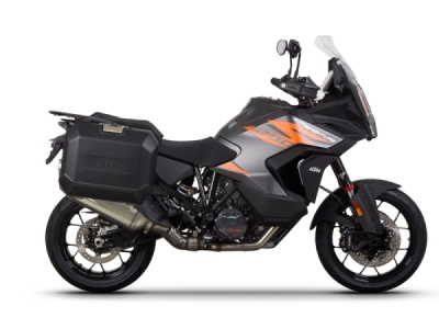 Kompletní sada bočních černých hliníkových kufrů SHAD 130.kitTERRAside-22B TERRA BLACK 36L/47L , včetně montážní sady SHAD KTM Super Adventure 1290 (R, S)