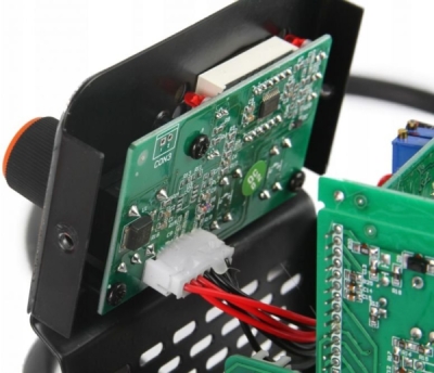 Digitální invertorová nabíječka baterií s funkcí start 12/24V 400A BJC PROFI