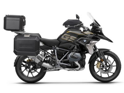 Kompletní sada bočních černých hliníkových kufrů SHAD 130.kitTERRAside-11B TERRA BLACK 36L/47L , včetně montážní sady SHAD BMW R 1200 GS/ R 1200 GS Adventure/ R