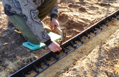 Plastový kotvící kolík k obrubě RIM-BORD TYP1 25cm/1ks BRADAS OBKT25/50TYP1